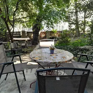  Апартаменты Eka's With A Beautiful Garden